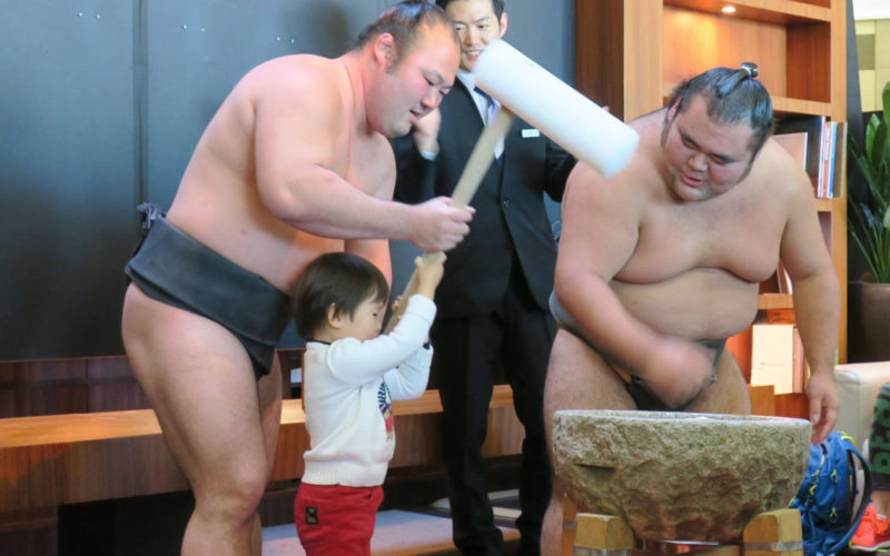 “Rice Pounding with Sumo Wrestlers” Event at Park Hotel Tokyo to Celebrate New Year